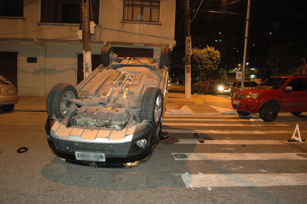 
        
            Carro capota após colisão na Pedreira
        
    