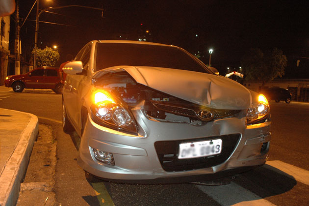 
        
            Carro capota após colisão na Pedreira
        
    