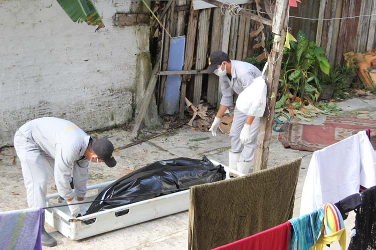 
        
            Corpo de idosa é encontrado dentro de geladeira
        
    