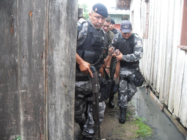 
        
            Estuprador mergulha na vala para fugir da PM
        
    