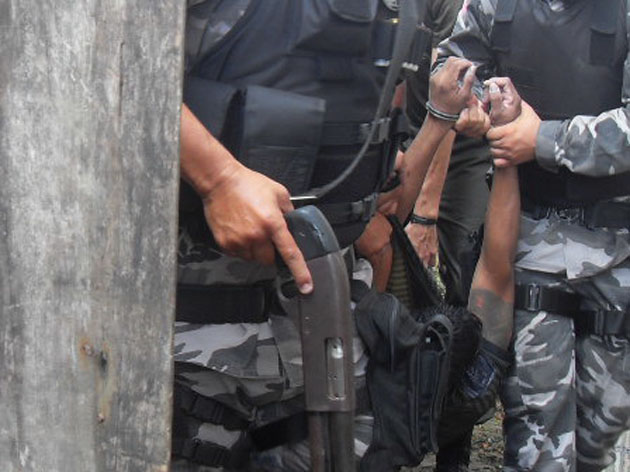 
        
            Estuprador mergulha na vala para fugir da PM
        
    