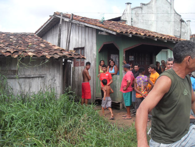 
        
            Estuprador mergulha na vala para fugir da PM
        
    
