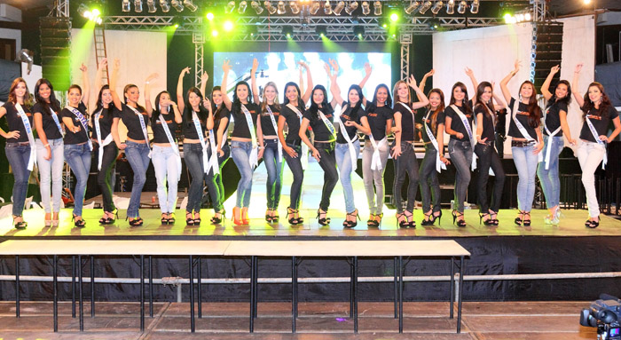 
        
            Ensaio Geral para o Miss Pará 2012
        
    