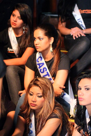 
        
            Ensaio Geral para o Miss Pará 2012
        
    