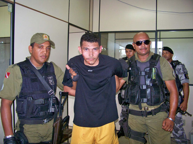 
        
            Assaltante faz cliente de boutique refém
        
    