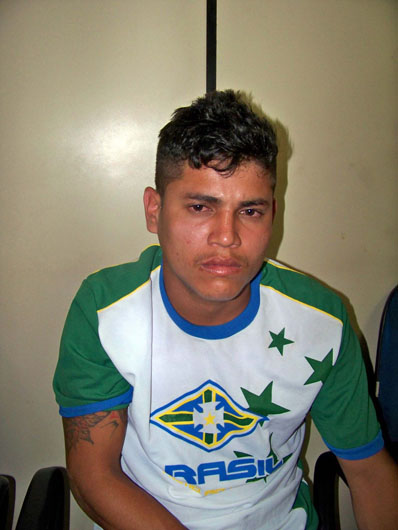 
        
            Assaltante faz cliente de boutique refém
        
    