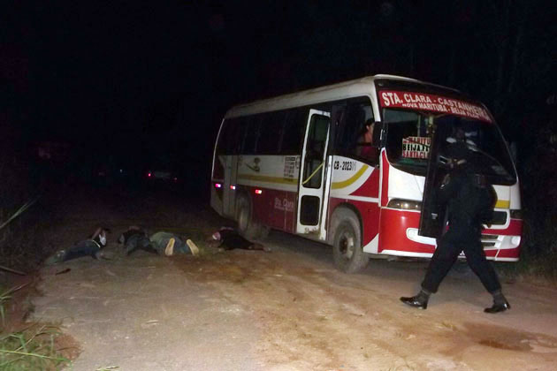 
        
            Vinte reféns no assalto a ônibus em Ananindeua
        
    