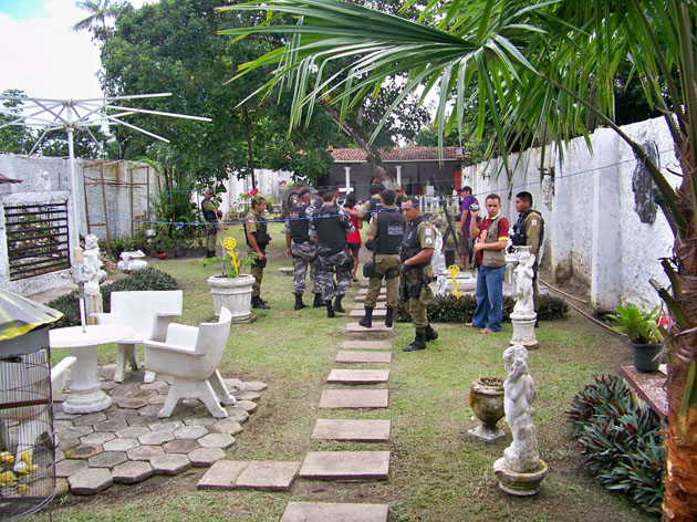 
        
            Assaltante faz cliente de boutique refém
        
    