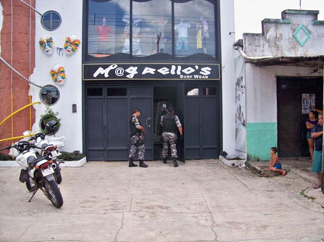 
        
            Assaltante faz cliente de boutique refém
        
    