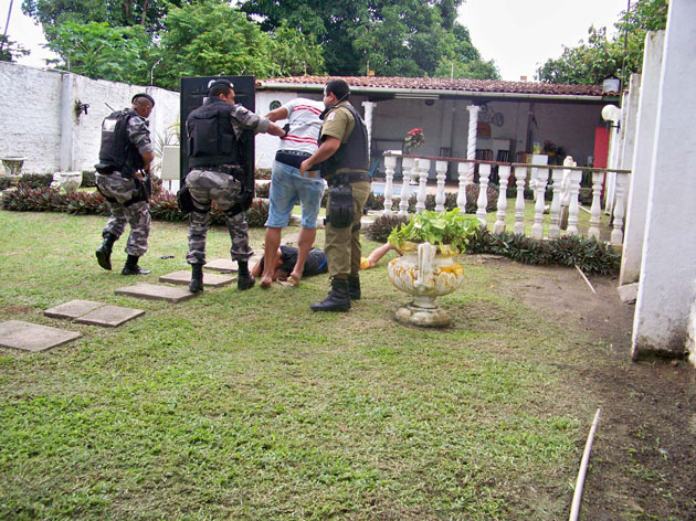 
        
            Assaltante faz cliente de boutique refém
        
    