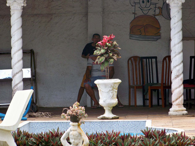 
        
            Assaltante faz cliente de boutique refém
        
    