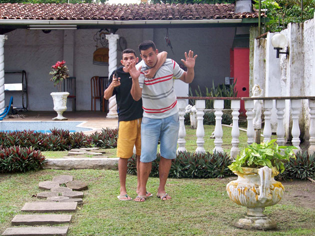 
        
            Assaltante faz cliente de boutique refém
        
    