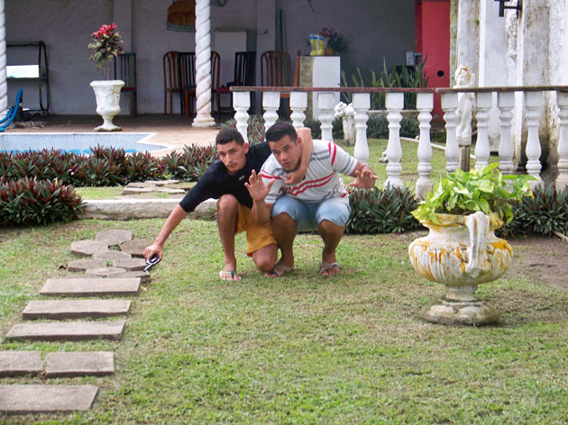 
        
            Assaltante faz cliente de boutique refém
        
    