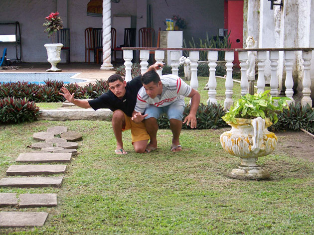 
        
            Assaltante faz cliente de boutique refém
        
    