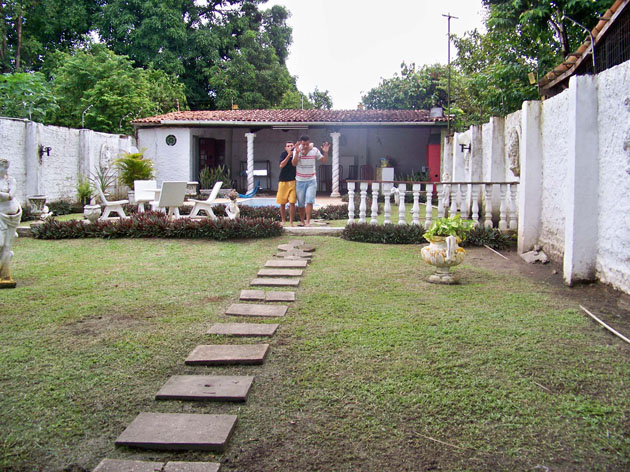 
        
            Assaltante faz cliente de boutique refém
        
    