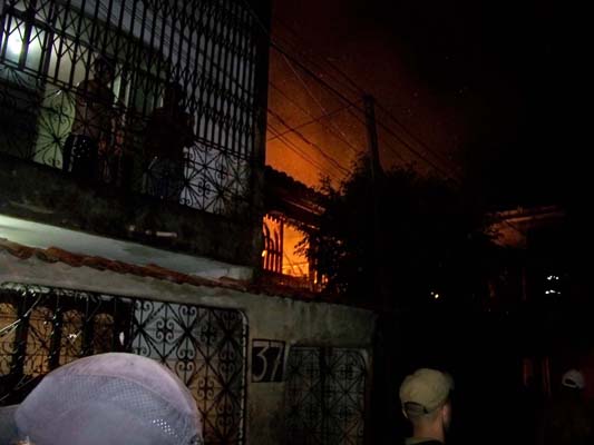 
        
            Imagens do incêndio na passagem Camapu no Jurunas
        
    