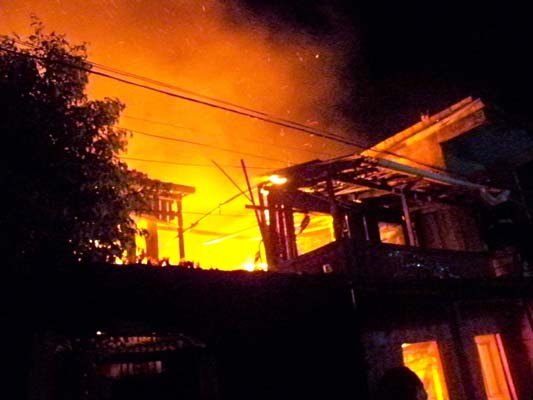 
        
            Imagens do incêndio na passagem Camapu no Jurunas
        
    