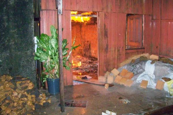 
        
            Imagens do incêndio na passagem Camapu no Jurunas
        
    