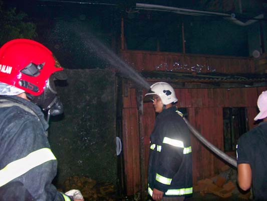 
        
            Imagens do incêndio na passagem Camapu no Jurunas
        
    
