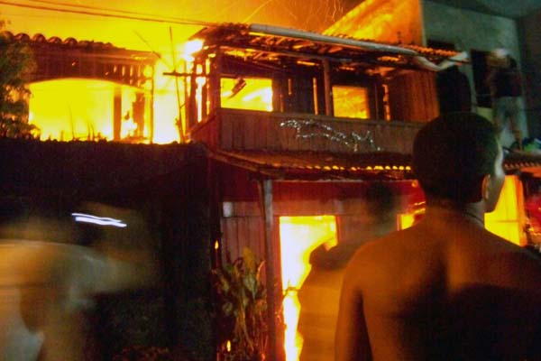 
        
            Imagens do incêndio na passagem Camapu no Jurunas
        
    