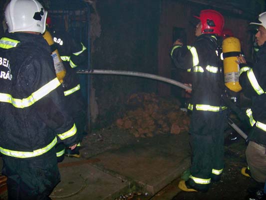
        
            Imagens do incêndio na passagem Camapu no Jurunas
        
    
