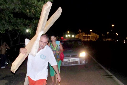 
        
            Romeiro carrega cruz de 138 kg por três dias 
        
    