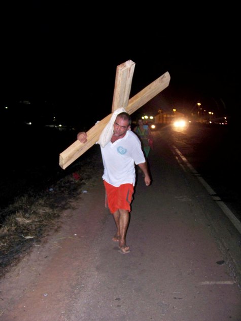 
        
            Romeiro carrega cruz de 138 kg por três dias 
        
    