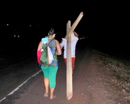 
        
            Romeiro carrega cruz de 138 kg por três dias 
        
    