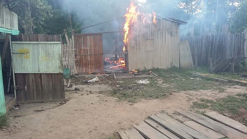 
        
            População põe fogo em casa de suspeito
        
    