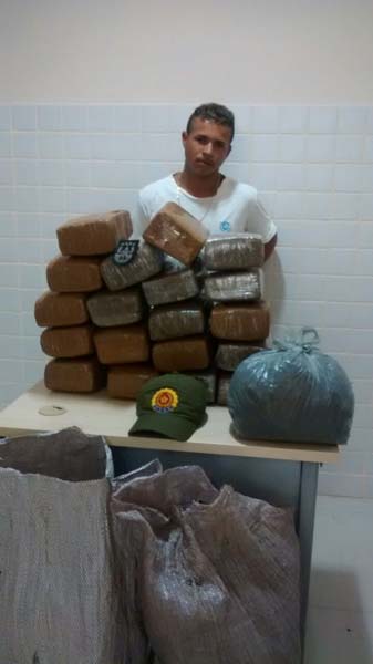
        
            Traficante é preso com 20 quilos de maconha
        
    