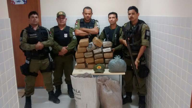 
        
            Traficante é preso com 20 quilos de maconha
        
    