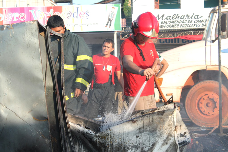 
        
            Incêndio em Feira de Barcarena
        
    