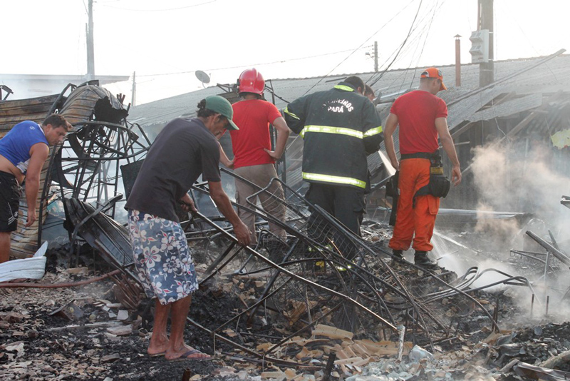 
        
            Incêndio em Feira de Barcarena
        
    