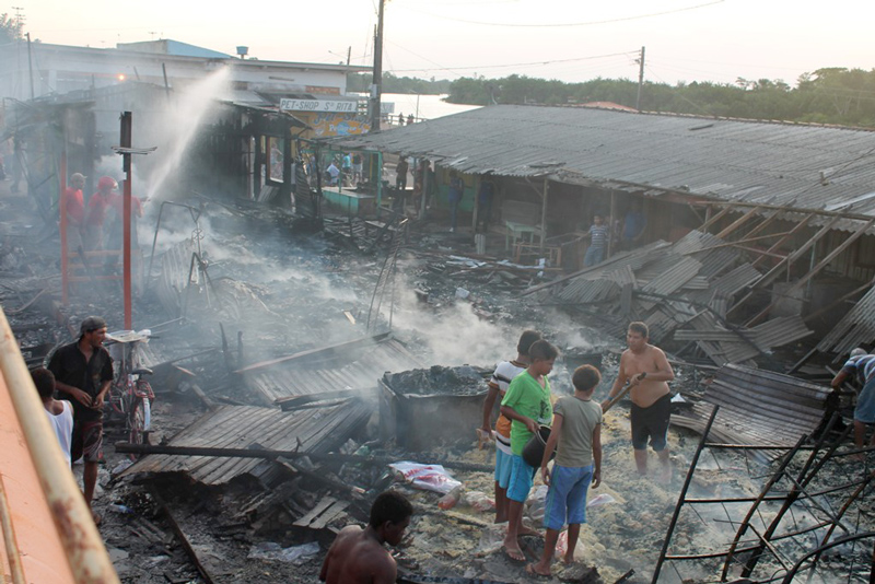 
        
            Incêndio em Feira de Barcarena
        
    