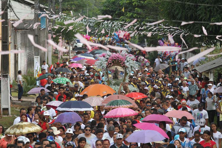 
        
            Benevides homenageia Nossa Senhora do Carmo
        
    