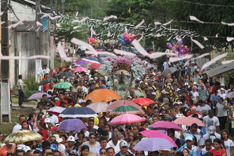 
        
            Benevides homenageia Nossa Senhora do Carmo
        
    