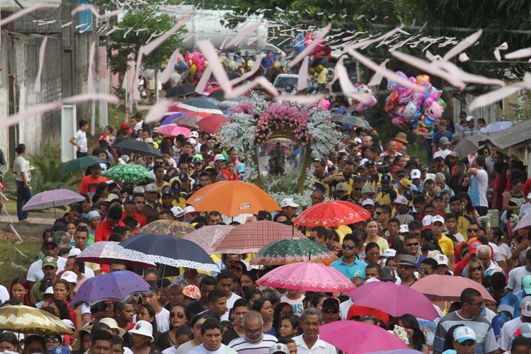 
        
            Benevides homenageia Nossa Senhora do Carmo
        
    