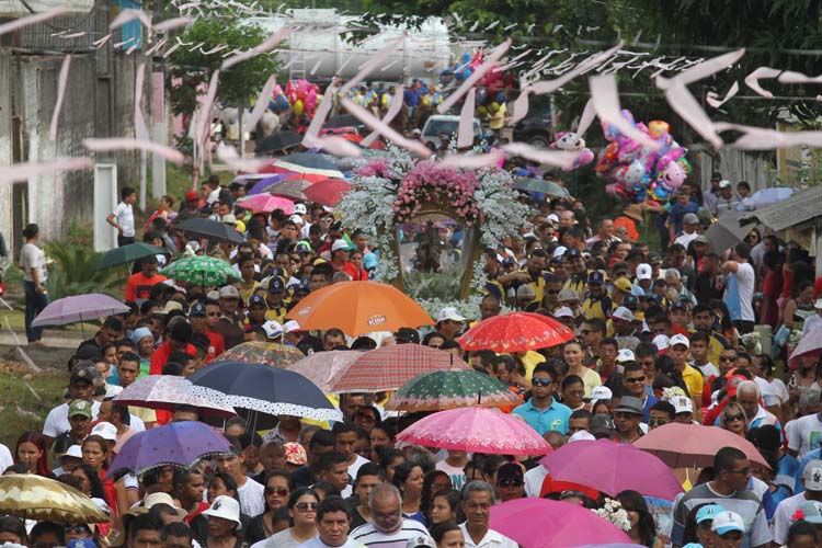 
        
            Benevides homenageia Nossa Senhora do Carmo
        
    