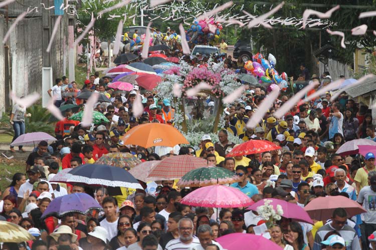 
        
            Benevides homenageia Nossa Senhora do Carmo
        
    