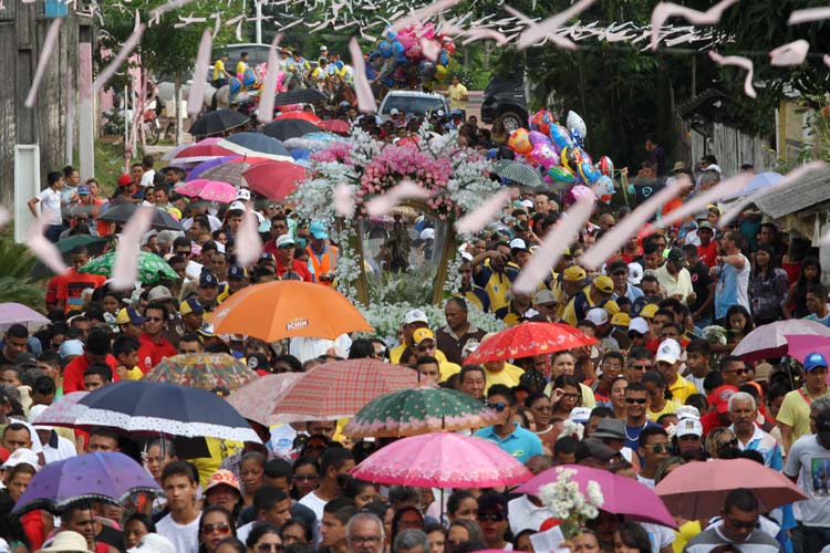 
        
            Benevides homenageia Nossa Senhora do Carmo
        
    