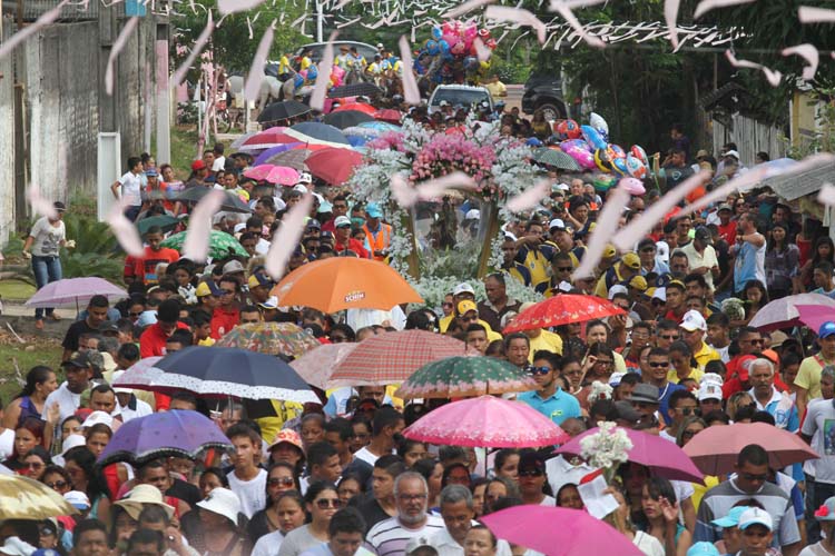 
        
            Benevides homenageia Nossa Senhora do Carmo
        
    