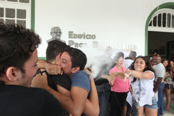 
        
            Calouros comemoram aprovação no vestibular da Ufra
        
    