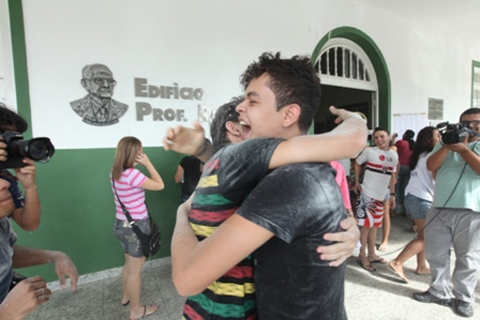 
        
            Calouros comemoram aprovação no vestibular da Ufra
        
    