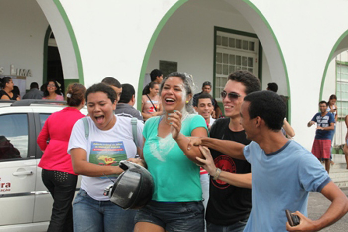 
        
            Calouros comemoram aprovação no vestibular da Ufra
        
    