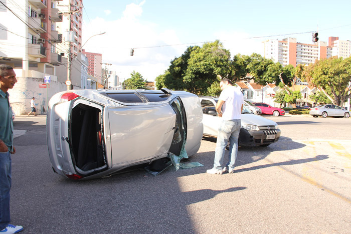 
        
            Carro capota na avenida 16 de Novembro
        
    