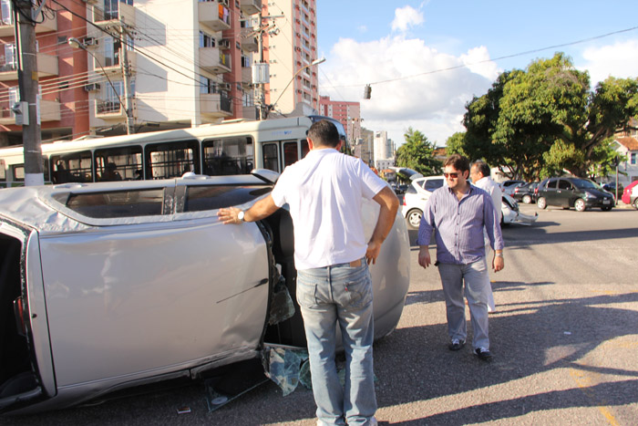 
        
            Carro capota na avenida 16 de Novembro
        
    