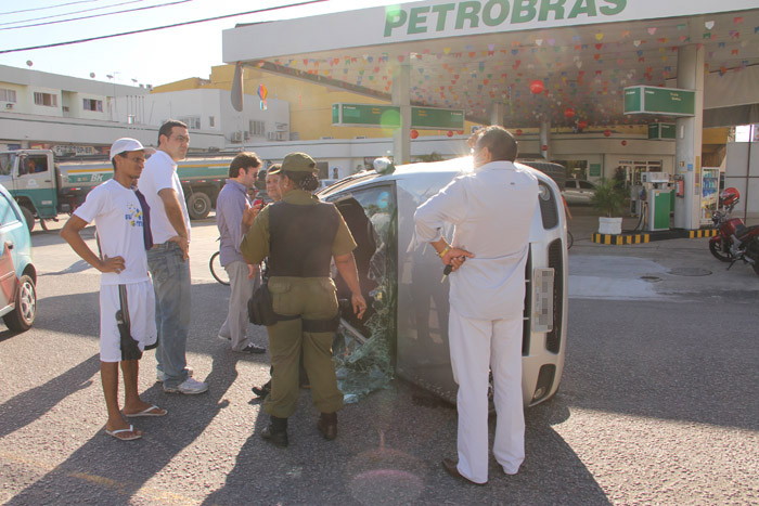 
        
            Carro capota na avenida 16 de Novembro
        
    