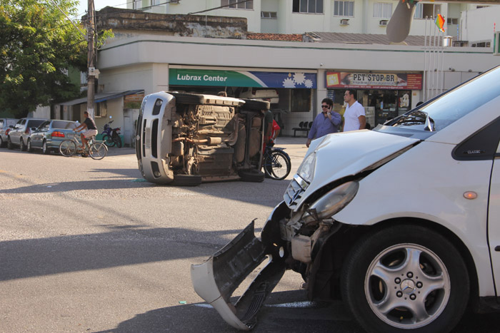 
        
            Carro capota na avenida 16 de Novembro
        
    