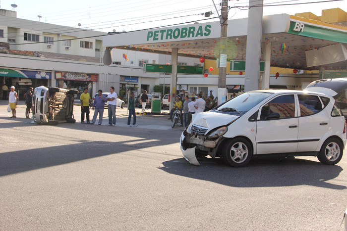 
        
            Carro capota na avenida 16 de Novembro
        
    