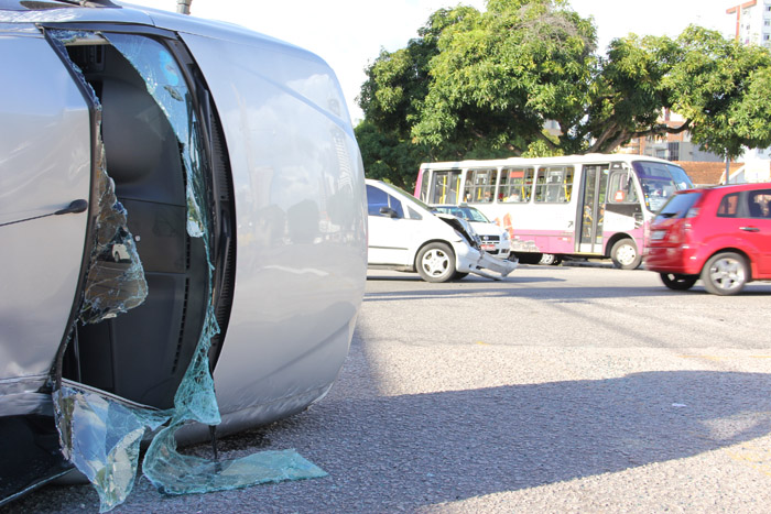 
        
            Carro capota na avenida 16 de Novembro
        
    